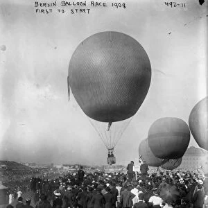The start of a hot air balloon race in Berlin, Germany. Photograph, 1908