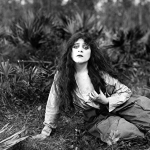 THEDA BARA (1885-1955). NÔÇÜ e Theodosia Goodman. American actress. Bara in Heart and Soul, 1917