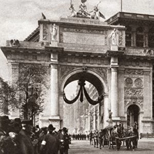WORLD WAR I: VICTORY ARCH. Procession of the 77th Division through the Victory