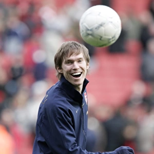 Alex Hleb (Arsenal) warms up before the match