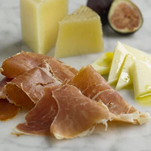 Slices of Manchego cheese, ham and figs, close-up
