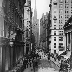 Pedestrians and horsedrawn carriages on Wall Street 1915