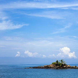 Small rocky island off the coast of Beruwala, Beruwala, Westkuste, Westprovinz, Sri Lanka