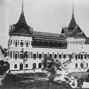 Burglars in throne room. Siam Royal Jewels stolen. Bangkok, the Chakri Royal Palace
