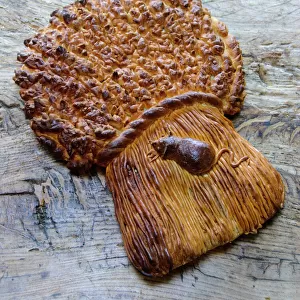 Decorative loaf in shape of sheaf of wheat with mouse