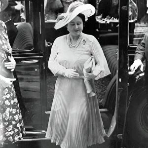 Her Majesty, Queen Elizabeth, The Queen Mother arriving at St. Peters, Eaton Square