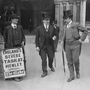 Mr Eugene Sandow leaving the Law Courts. 14 October 1925