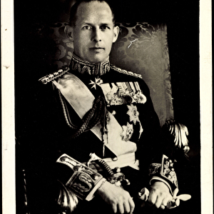 Ak H. A. M. King George II of Greece, seat portrait, uniform, medal (b / w photo)