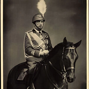 Ak King Vittorio Emanuele III of Italy on a stallion (b / w photo)