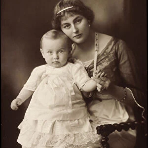 Ak Princess August Wilhelm with her son, NPG 4726 (b / w photo)
