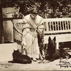 Ak Princess Eitel Friedrich von Prussia with dogs, Liersch 7743 (b / w photo)