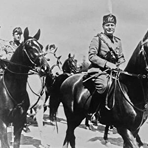 Album "Duce": Benito Mussolini on horseback with his entourage in Rome (b / w photo)