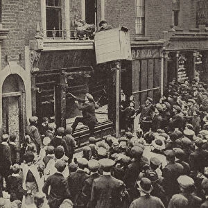 Anti-German riots in Britain after the sinking of the Lusitania, 1915 (b / w photo)
