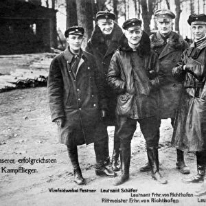 Baron von Richthofen with fellow pilots, including his brother Lothar (b / w photo)