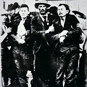 Bob and Grat Dalton with law officers, 1892 (b / w photo)
