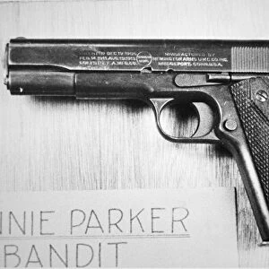 Bonnie Parkers (1910-34) pistol, 1934 (b / w photo)