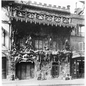 The Cabaret de l Enfer in Paris, 53 boulevard de Clichy, c. 1900 (b / w photo)