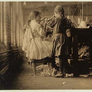Child raveler and looper in Loudon Hosiery Mills, Tennessee, 1910 (b / w photo)