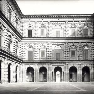 Courtyard of Palazzo Pitti (b / w photo)