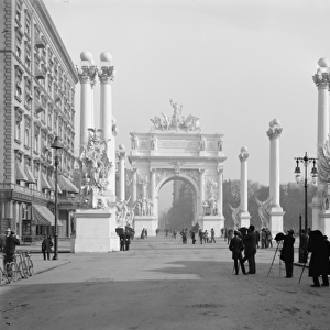 Dewey Arch, New York, N. Y. c. 1899-1901 (b / w photo)