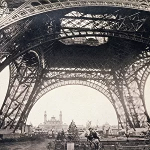 Under the Eiffel Tower, before ascending, from L Album de l