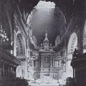 The high altar of St Pauls Cathedral, October 1940 (b / w photo)
