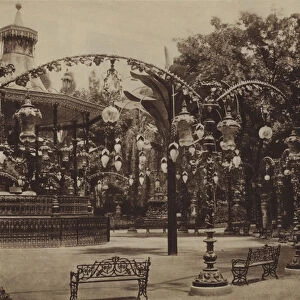 Le kiosque a musique du Jardin de Paris (b / w photo)
