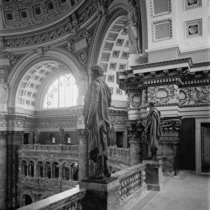 Library of Congress, gallery of the Rotunda, c. 1900 (b / w photo)