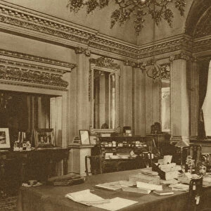 The Lord Mayor of Londons private study in the Mansion House (b / w photo)
