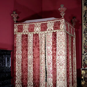 Louis XIII style: four-poster bed in velvet, silk and walnut from the Chateau d