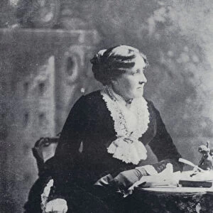 Louisa May Alcott (b / w photo)