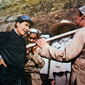 Mao Zedong talking to farmers at Yangchailing, Yenan, in 1939 (photo)