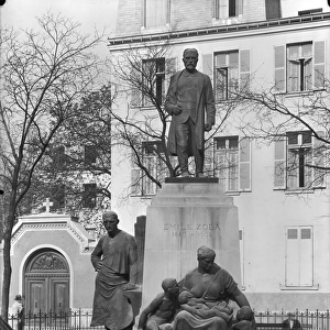 Monument to Emile Zola, avenue Emile Zola, Paris, c. 1902-09 (bronze) (b / w photo)