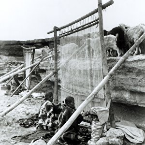 Navajo weavers, c. 1914 (b / w photo)