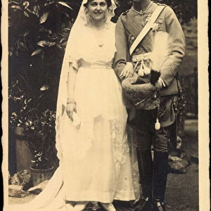 Photo Ak Botho Prince of Stolberg Wernigerode in uniform, wife, wedding (b / w photo)