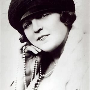Signed photograph of Marie Lloyd (1870-1922) (b&w photo)