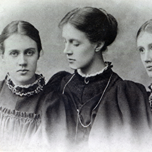 Stella, Vanessa and Virginia Stephen, c. 1896 (b / w photo)