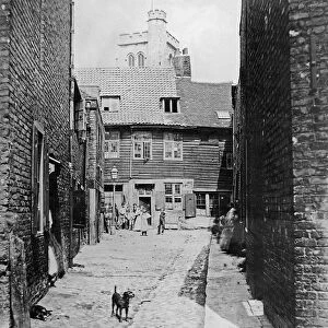 Street scene in Victorian London (b / w photo)