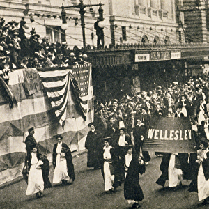 Suffragette parade, outside the Adelphi Theatre, New York, 1910 (b / w photo)