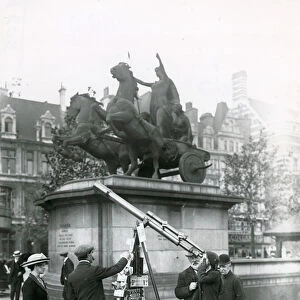 A telescope for looking at Big Ben on the Embankment by the Boadicea statue (photo)