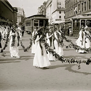 Women with Festoons march in DC Parade 1914 (photo)