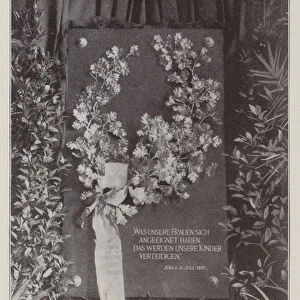 Wreath in Gold and Silver for Bismarcks Mausoleum, presented by Women of Hamburg (b / w photo)