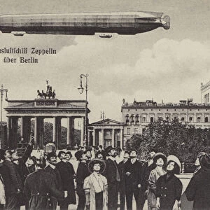 Zeppelin airship flying over Berlin (b / w photo)