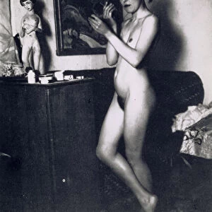 Nina Hard nude full figure putting make-up 1921