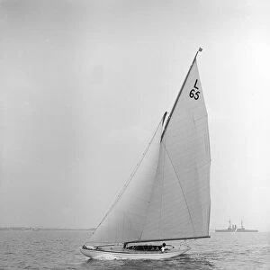 The 6 Metre sailing yach t Pichin (L65), 1913. Creator: Kirk & Sons of Cowes