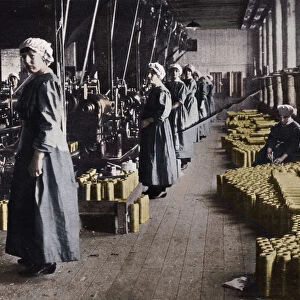 Girl workers in a munitions factory, 1915