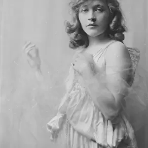 Murray, Mae, Miss, portrait photograph, 1915 Dec. 3. Creator: Arnold Genthe