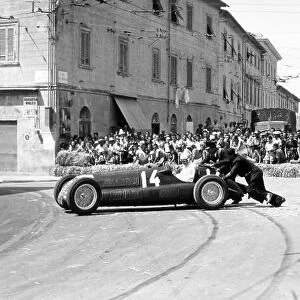 1938 Coppa Ciano Junior voiturette race. Livorno (Leghorn), Italy. 7 August 1938. Emilio Villoresi, Alfa Romeo 158, 1st position, spins during the race but is not disqualified for outside assistance, action, spun