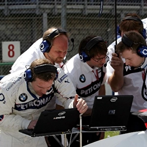 Formula One World Championship: BMW F1 Team mechanics on the grid