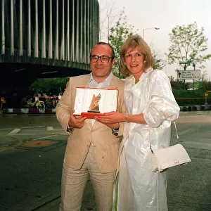 Bob Hoskins, actor in May 1986 with unnamed woman